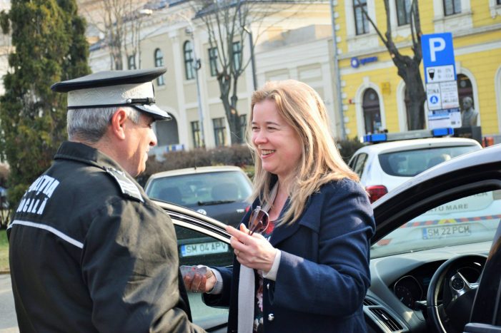 Polițiștii locali au oferit mărțișoare sătmărencelor (Foto)