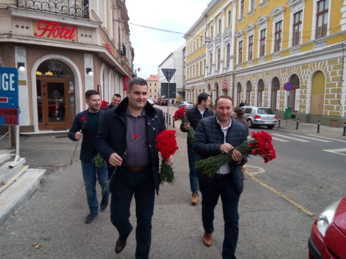 Social-democrații au oferit flori de 8 Martie. Ministrul Gabriel Leș, prezent la eveniment (Foto)