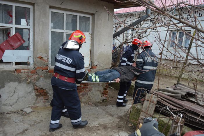 Alunecare de teren, incendiu și persoane evacuate (Foto)