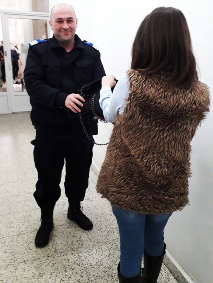 Era să rămână fără poșetă. Jandarmul a fost vigilent