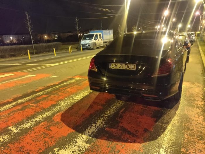 A ajuns „vedetă” pe Facebook. Cu bolidul pe zebră (Foto)