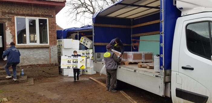 Pompierii ajută familia cu 7 copii din Tătărești. Au donat materiale de construcții (Foto)