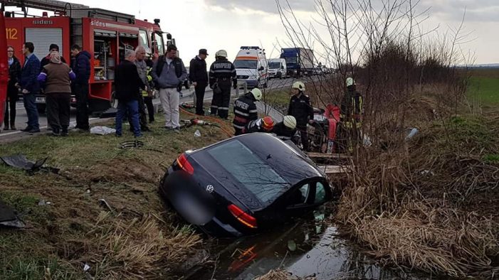 Accident cu două persoane încarcerate (Fotogalerie)