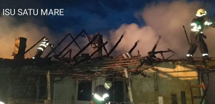 Le-a ars casa din temelii. Primăria Vetiș le sare în ajutor