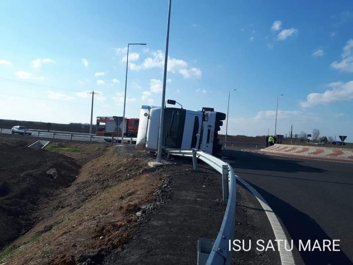 TIR răsturnat lângă Carei. Pompierii au intervenit (Foto)