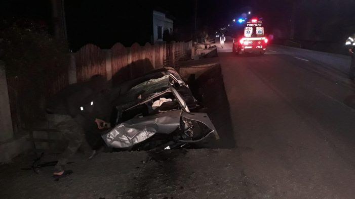 A adormit la volan și a lovit un cap de pod. Șoferul venea spre Satu Mare (Foto)