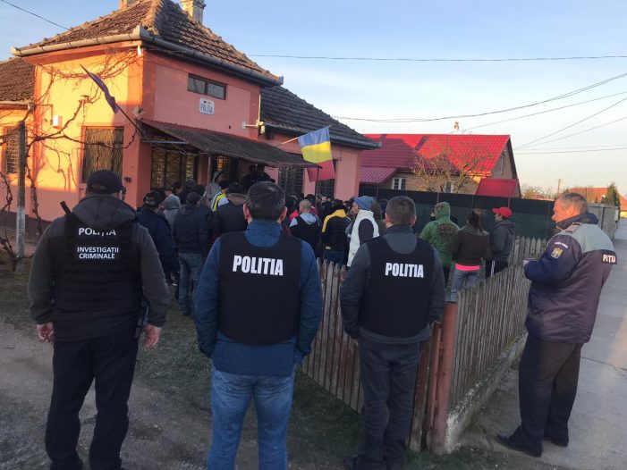 Acțiune în forță într-o localitate din județ. Zeci de persoane duse la Poliție (Foto)