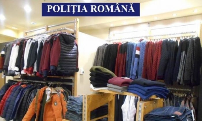 Haine contrafăcute, vândute într-un magazin. Polițiștii au intervenit