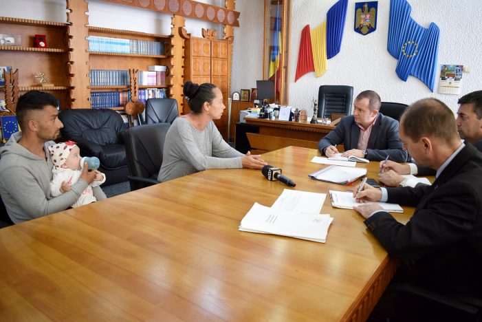 Fetița de 6 luni, la audiențe. Familia nu are casă (Foto)