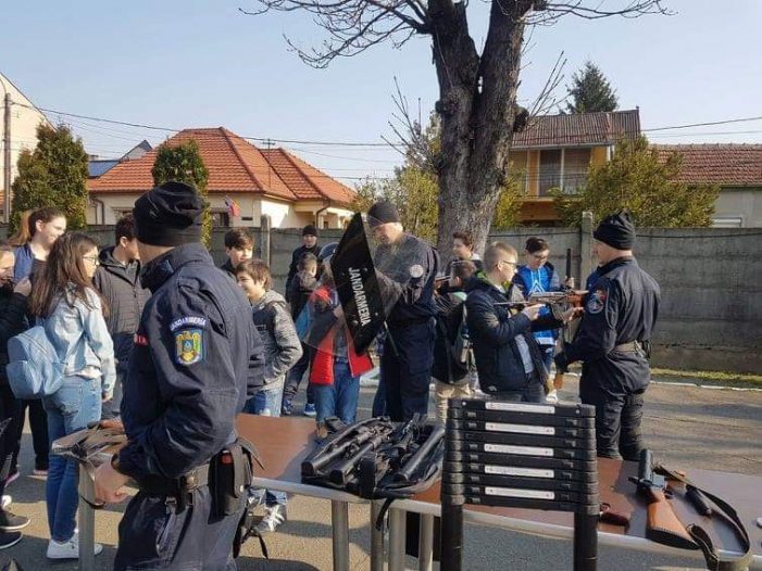 Vizitatori în curtea Jandarmeriei. La final, o surpriză dulce (Foto)