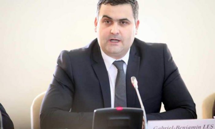 Gabriel Leș: Atacurile oficialilor europeni subminează încrederea românilor în UE