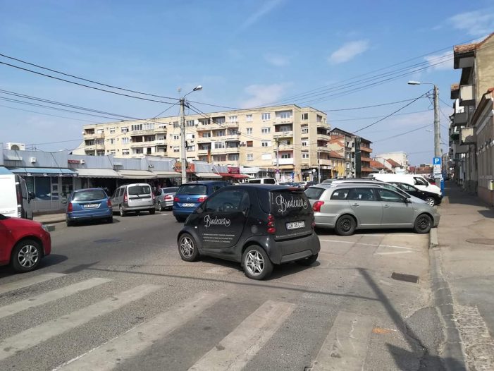 Și-a parcat „monstrul” în mijlocul drumului (Foto)