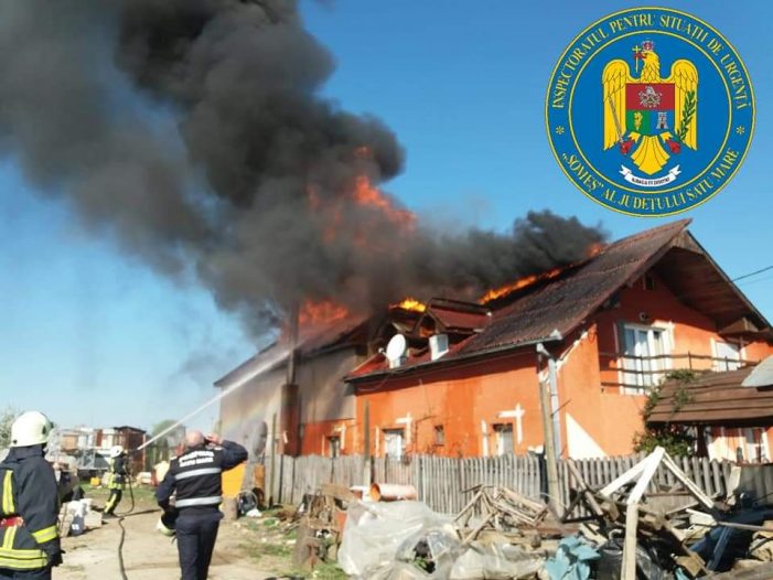 O casă a luat foc. Pompierii au intervenit rapid