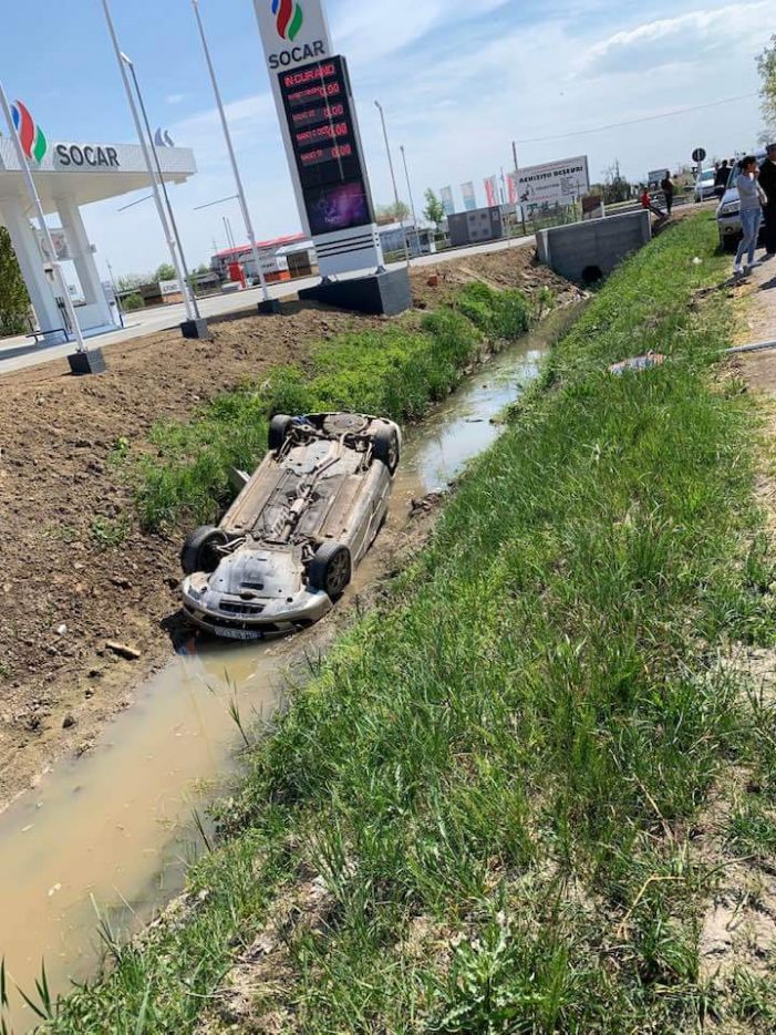 Accident în oraș. A ajuns cu roțile în sus (Foto)