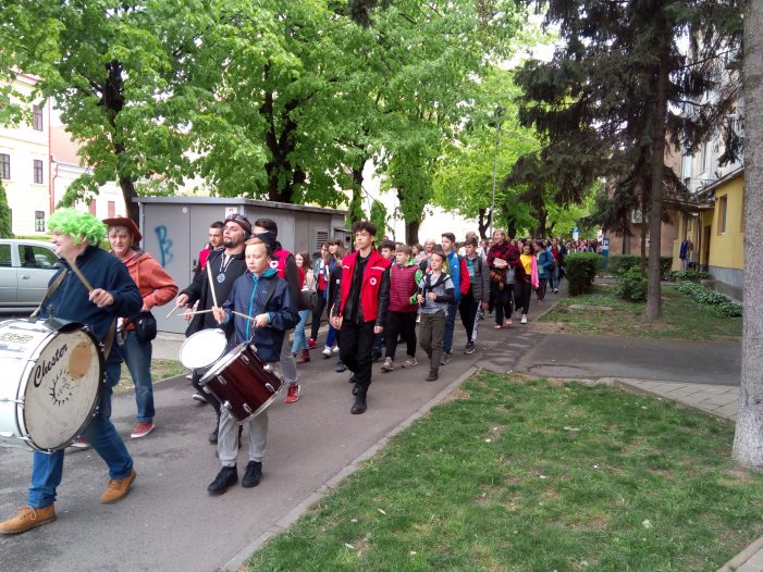 Marșul cărților și toboșari, pe străzile Sătmarului (Foto)