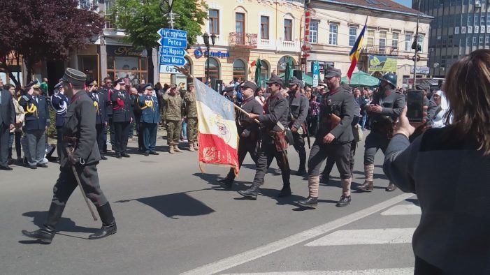 Depuneri de coroane și defilarea Armatei la Satu Mare (Foto)