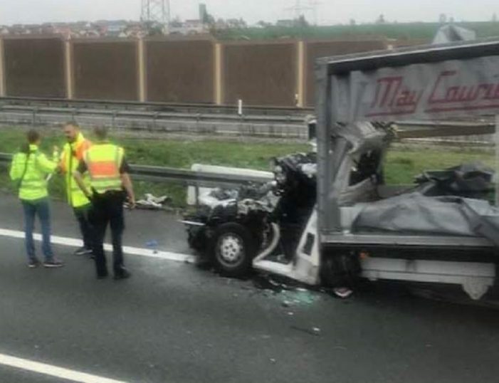 Impact teribil. Șoferul este în comă (Foto)