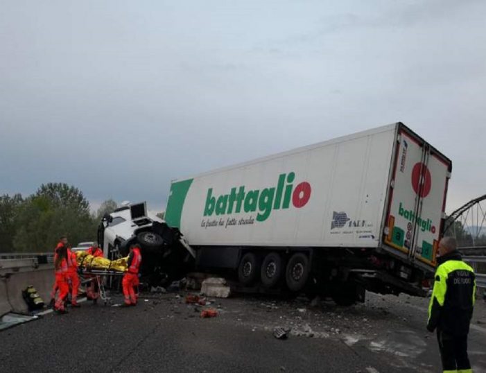 Un român s-a răsturnat cu TIR-ul în Italia (Foto)
