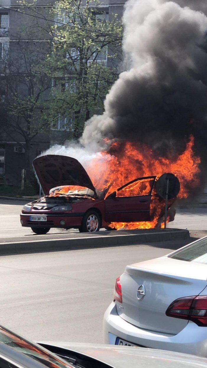 O mașină a luat foc. A fost distrusa complet (Foto&video)