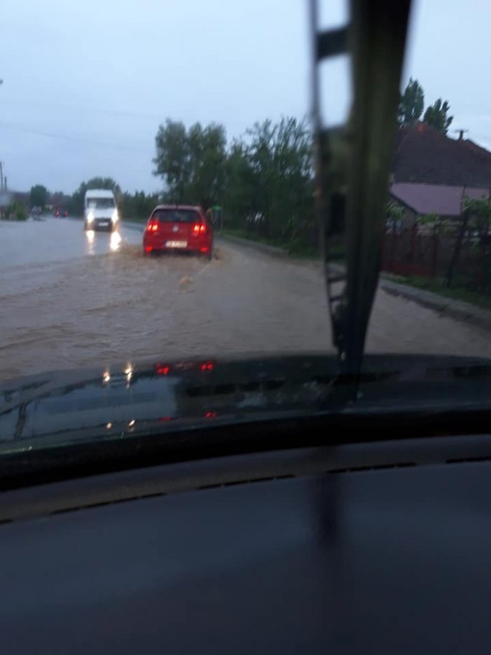 UPDATE Inundații la Rătești! Intervenția vitală a pompierilor(Foto&Video)