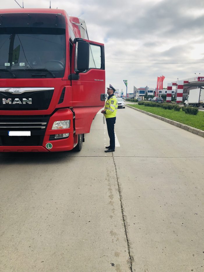 Polițiștii rutieri au luat la bani mărunți șoferii de TIR și de autobus