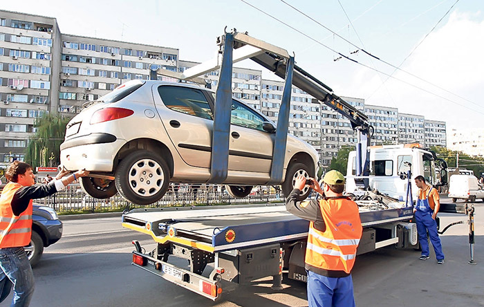 Începe ridicarea mașinilor parcate neregulamentar. Vezi cât este amenda
