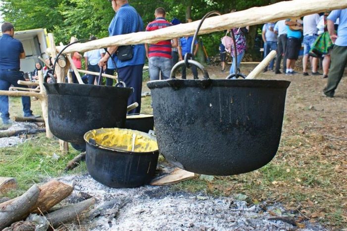 O super-eficace metodă de promovare turistică a județului – FESTIVALUL MĂMĂLIGII de la ”tri hotare” din Oaș (galerie foto)
