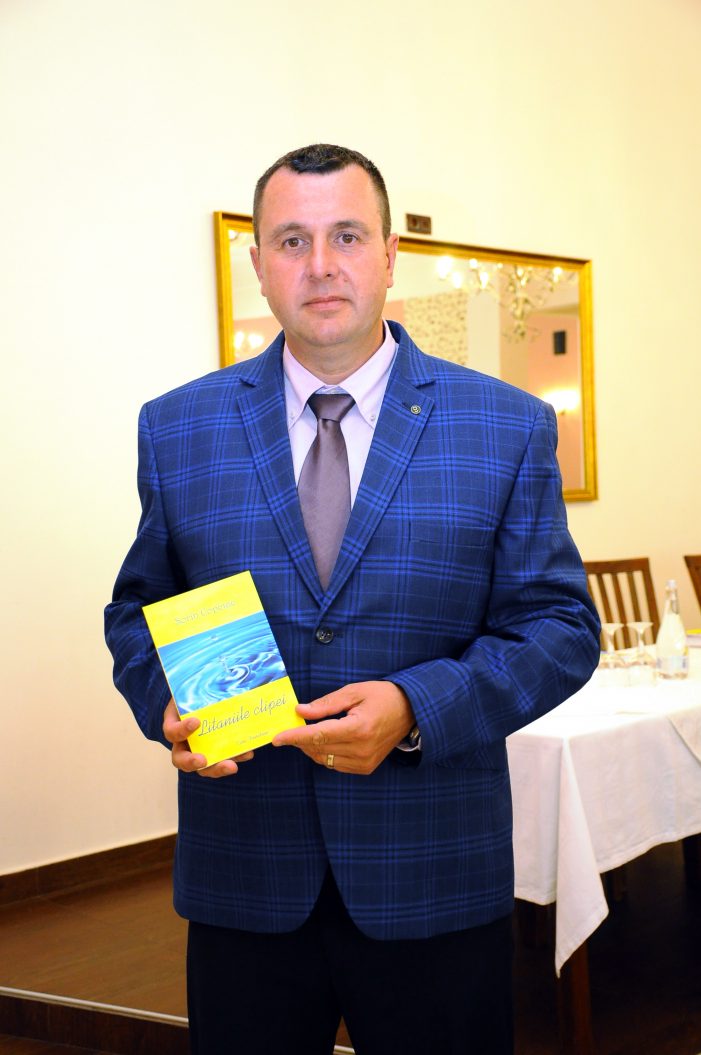 Polițistul sătmărean Sorin Copciac și-a lansat al patrulea volum de poezii