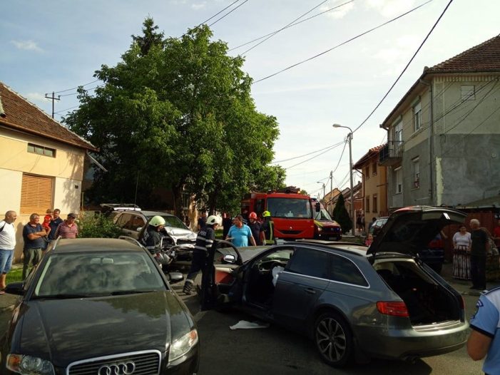 ACCIDENT. Un șofer a izbit trei mașini parcate și o conductă de gaz. A trebuit descarcerat