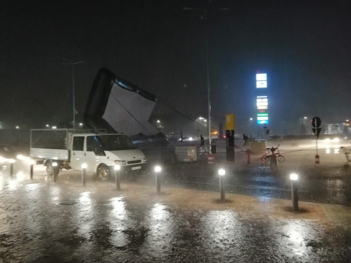 Furtuna a dărâmat ecranul la începutul filmului PARKING