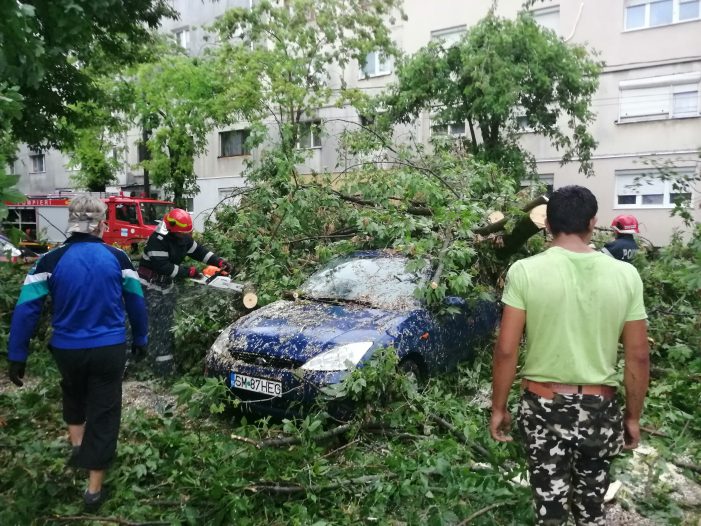Mașini abandonate în furtună și distruse de copacii doborâți de vijelie! Intervențiile prompte ale pompierilor(foto/video)