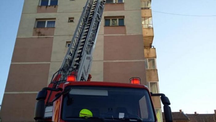 Pompieri sătmăreni, nevoiți să intervină (iar) pe motive de căderi de tencuială de pe bloc