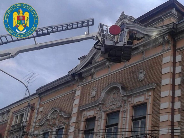 Atenție, pietoni! Cade tencuiala!
