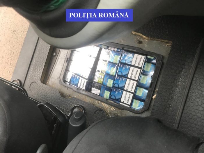 Sute de pachete de tigari, ascunse in bordul masinii