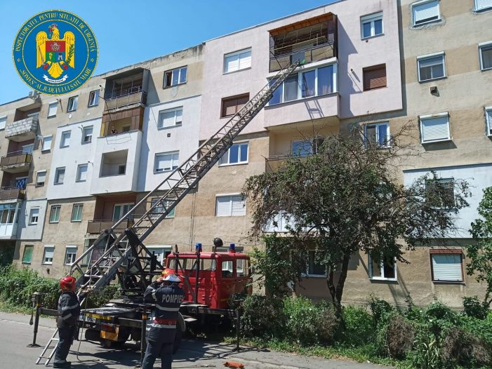 Bărbat mort la etajul 4 al unui bloc! Ușa blocată – au intervenit pompierii