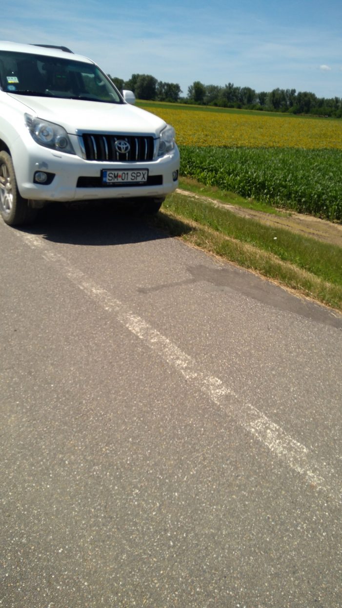 Nesimțire crasă. Presupus ”șmecher”, folosind digul Someșului pe post de șosea (foto)