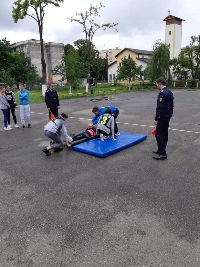 Tineri sătmăreni, antrenați de pompieri, merg să câștige faza națională a concursului ,, CU VIAȚA MEA APĂR VIAȚAˮ (galerie foto)