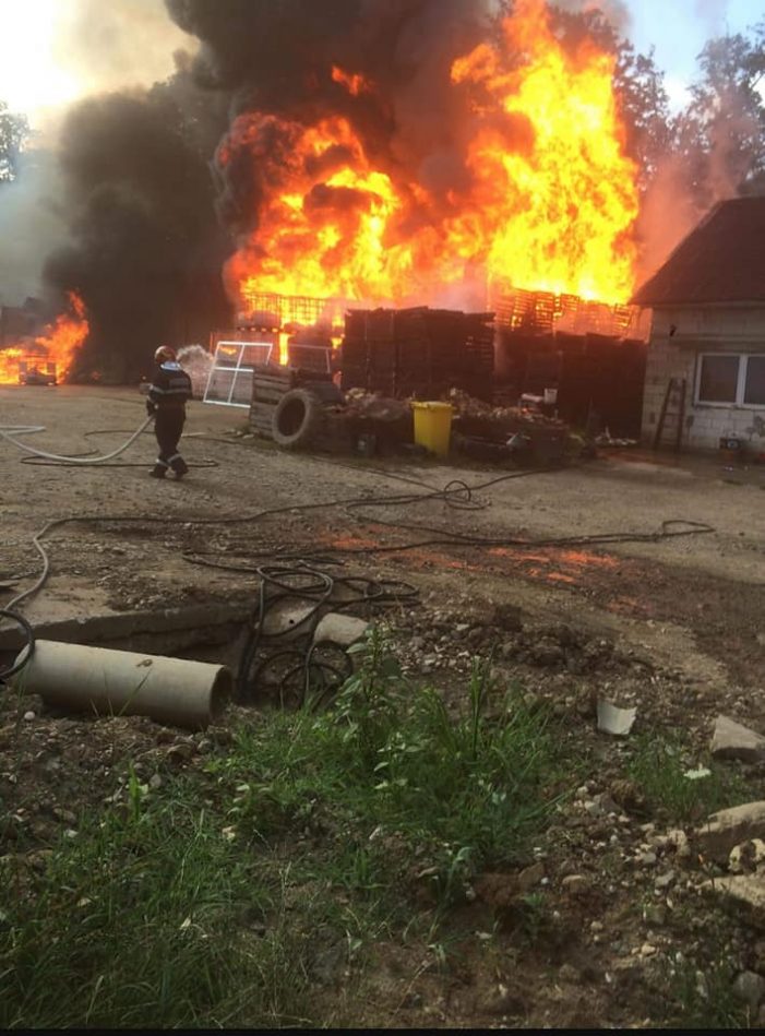 Peste 30 de pompieri s-au luptat 7 ore cu flăcările! Incendiu uriaș în județ (galerie foto-video)