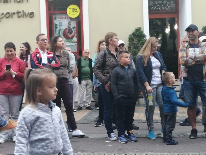 Superba fetiță de 3 ani care a dat lecții de dans fără inhibiții sătmărenilor la Street Music Festival (galerie foto&video)