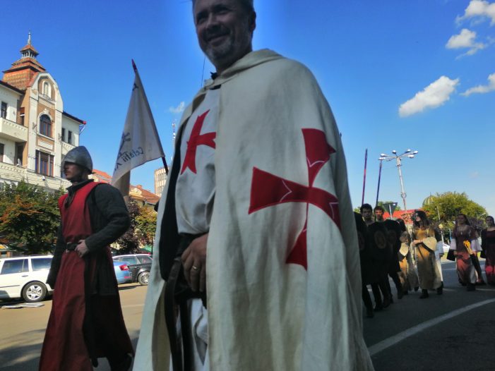Parada cavalerilor în centrul Sătmarului – o invitație la festivalul medieval de la Ardud (galerie foto-video)