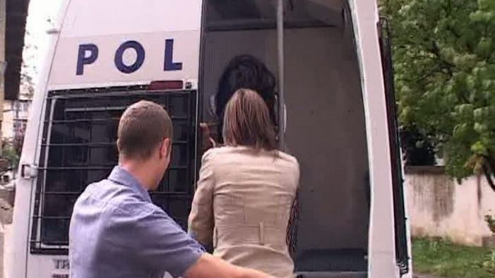 S-a furișat într-o casă de la țară și-a luat tot ce i-a căzut sub mână