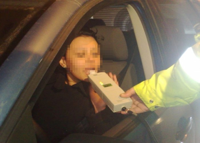 O oșancă, beată ”pulbere” la volan, a ajuns în arestul Poliției. Plus că a mai comis încă două infracțiuni