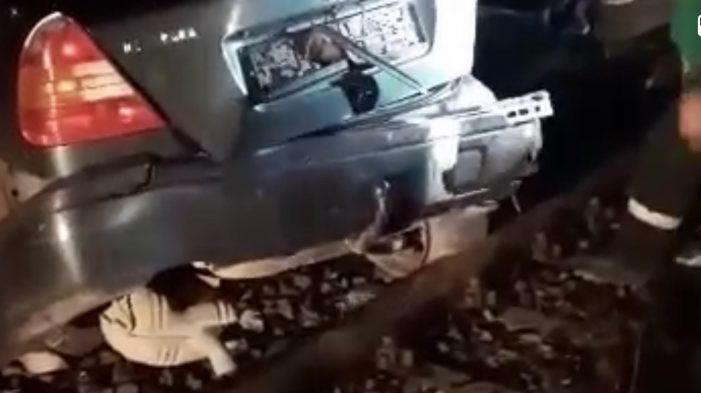 Trenul Baia Mare – Timișoara a izbit o mașină. Greul l-au dus iar pompierii