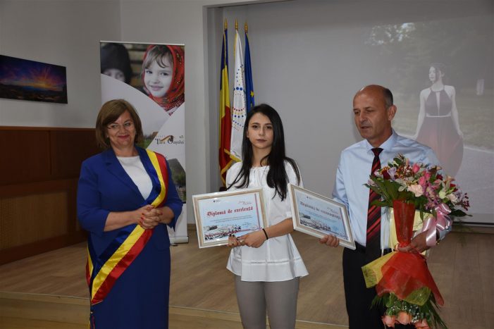 Iulia Teodora Bărăian vrea să devină ofițer de poliție. Ea a fost premiată de Primăria Negrești Oaș pentru singura notă de 10 la bacalaureat (galerie foto)