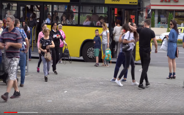 VIDEO. Experiment social – o fată este agresată în plină stradă, dar mai nimeni nu reacționează