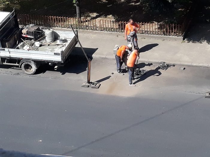 Primăria nu verifică. Asfaltatorii, nevoiți să spargă rezultatul muncii lor. Totul, pe banii sătmărenilor