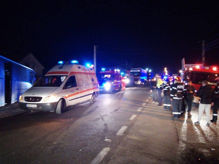 O ciocnire violentă dintre două autobuze a provocat aseară accidentarea a două femei