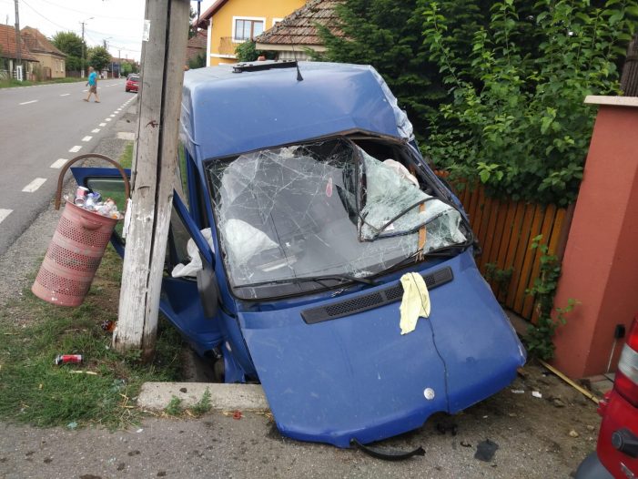 Șofer în vârstă,a leșinat în timp ce conducea pe drumul principal dintr-o comună. A distrus tot în cale (foto)
