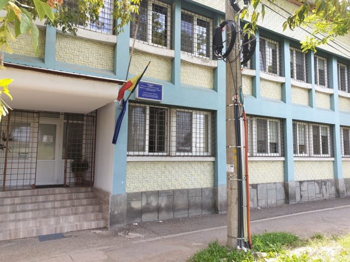 Acte de stare civilă se eliberează în regim de urgență peste drum de cimitir. Pentru românii veniți în august din străinătate