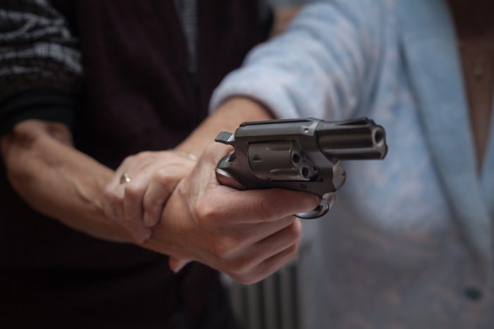 Cel care a încercat să jefuiască, înarmat cu un pistol, un bătrân de 61 de ani a fost arestat